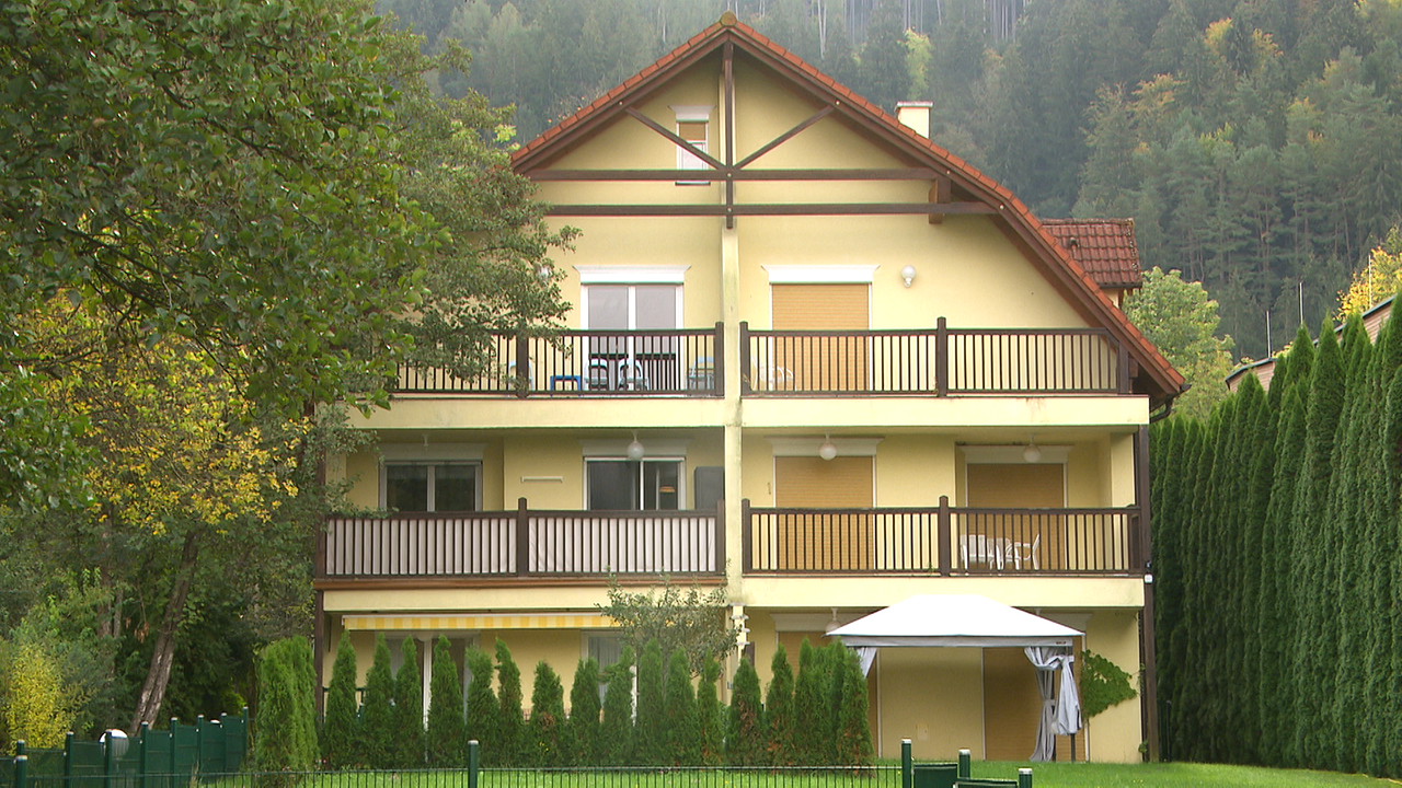 Gelbes Haus in der Gemeinde Ostriach am Ossiachersee.