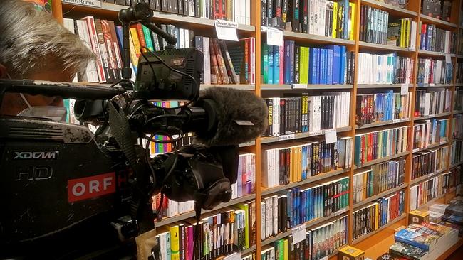 ORF-Kamera vor einer Bücherwand