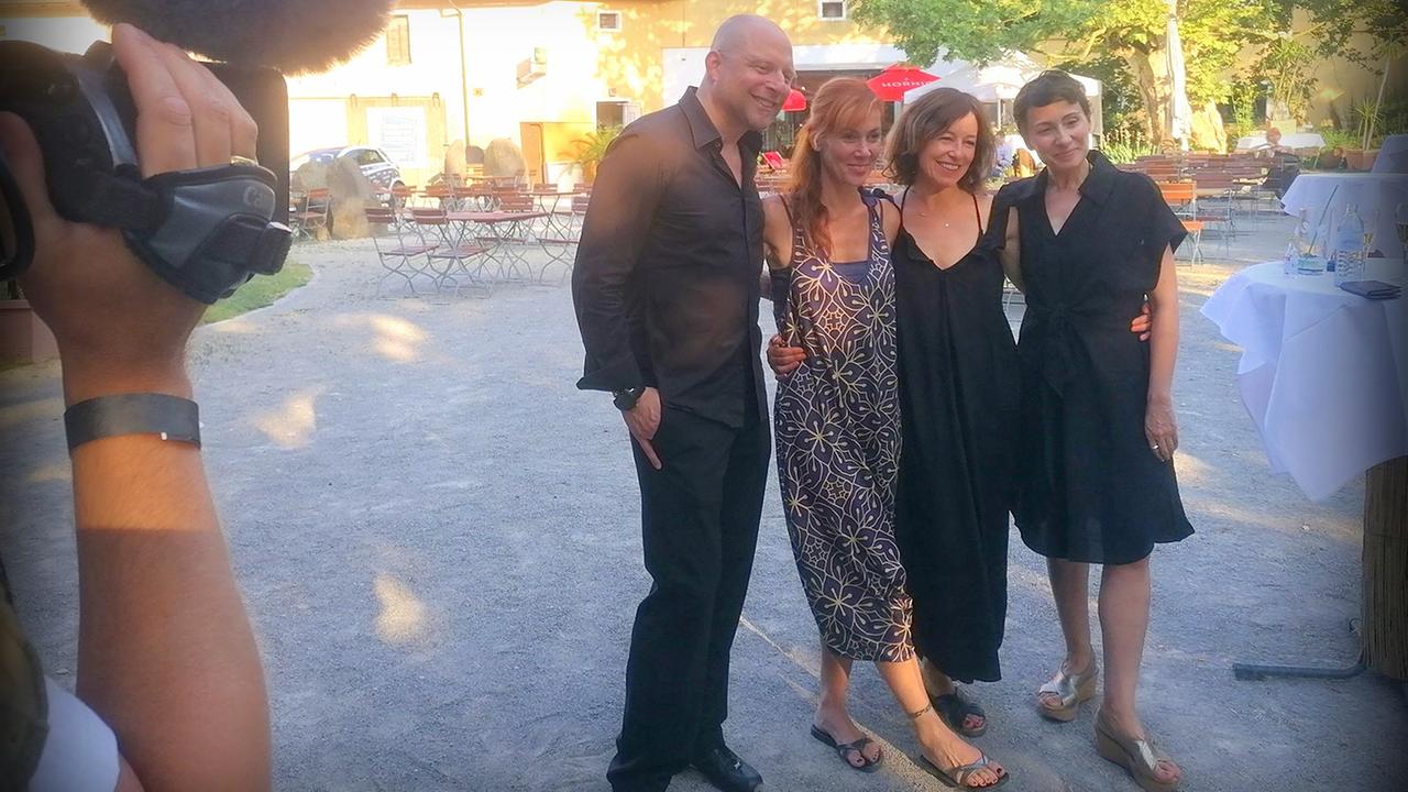 Foto des Ensembles von "Der letzte der feurigen Liebhaber" im Filmhof Wein4tel mit Julia Cencig, Sonja Romei, Adriana Zartl und Michael Rosenberg