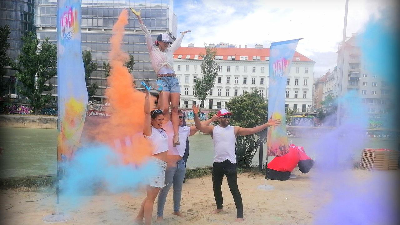 Prominente beim Fotoshooting für das Holi Festival