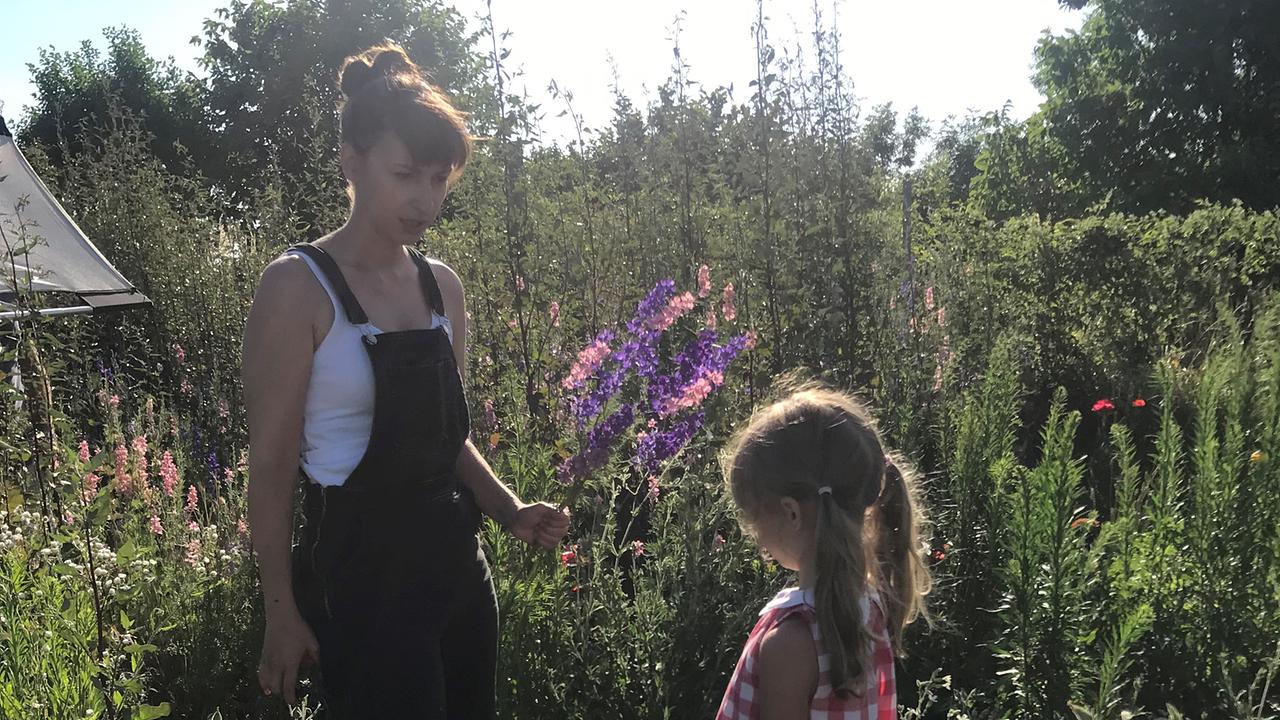 Landwirtin Katharina Reckendorfer gemeinsam mit ihrer Tochter auf ihrem wilden Blumenfeld im Weinviertel