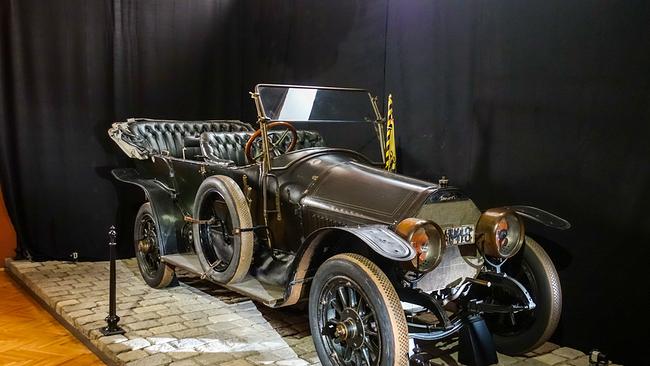 Das Automobil, in dem Thronfolger Franz Ferdinand und Herzogin Sophie von Hohenberg am 28. Juni 1914 in Sarajevo einem Attentat zum Opfer fielen