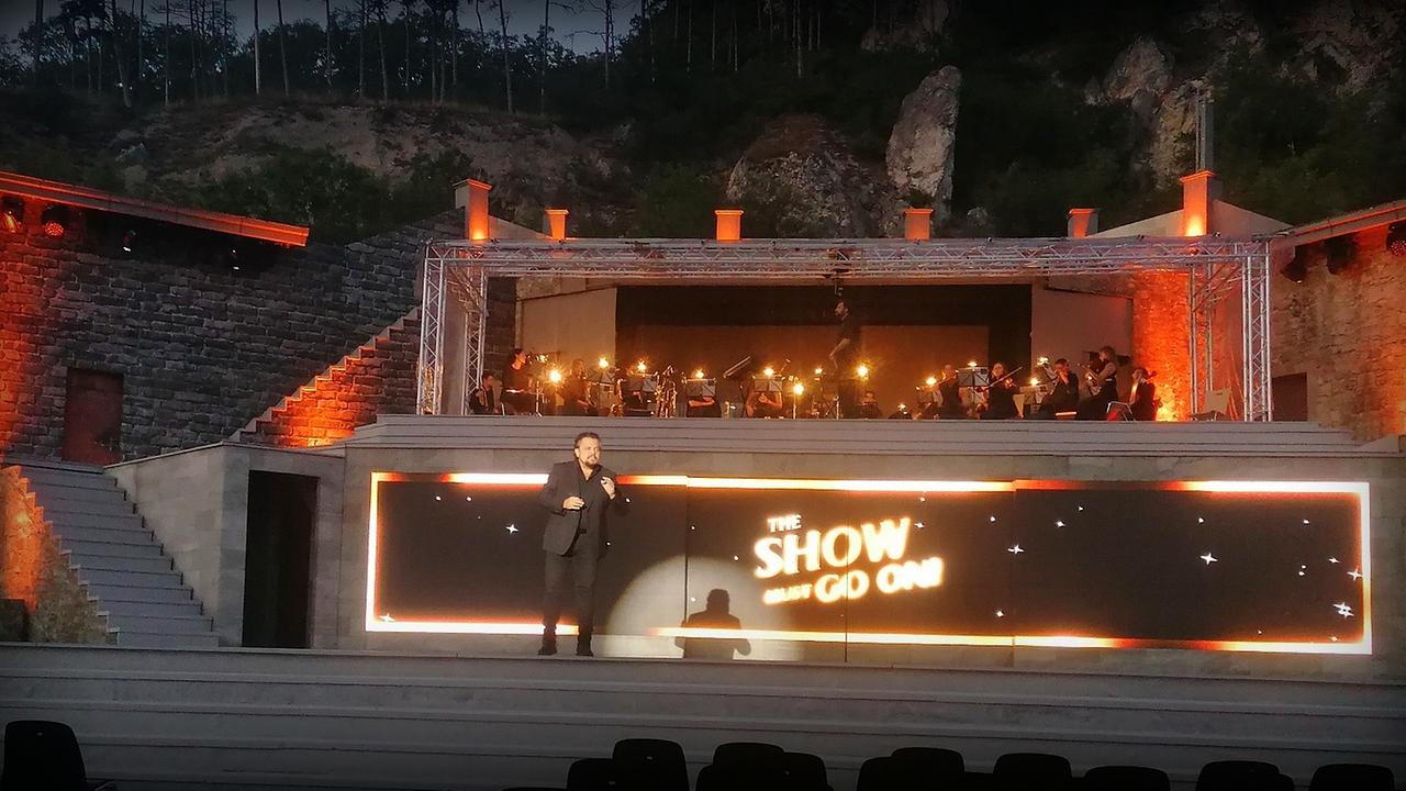 Probenbild vor der Premiere von "The Show Must Go On!" in Staatz