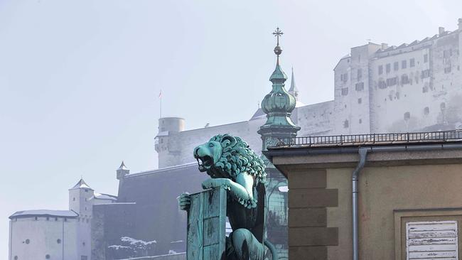Löwe auf dem Festspielhaus mit Blick auf die Festung