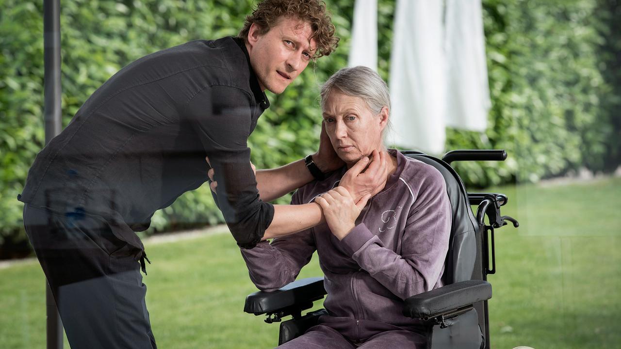 "Tatort: Kaputt":Thomas Theissen (Ronny Miersch) kümmert sich um seine Mutter. Beate Theissen (Heidi Ecks) ist seit einem Verkehrsunfall auf den Rollstuhl angewiesen.