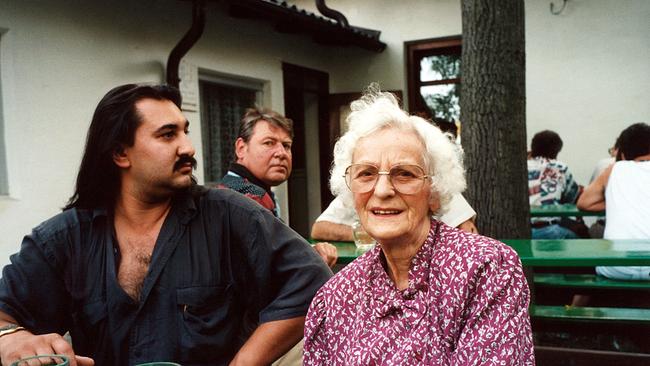 Aca Vasic, Installateur, und Erna Guralczyk, Hausfrau, sind Stammgäste beim Pepi Weihs in Floridsdorf