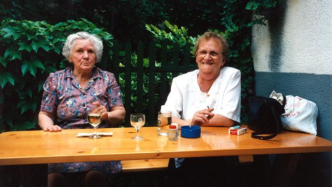 Nach dem Friedhofsbesuch trösten sich die Witwen Traudl Pogatetz und Elisabeth Nowatzek mit einem GlaserlWein beim Heurigen
