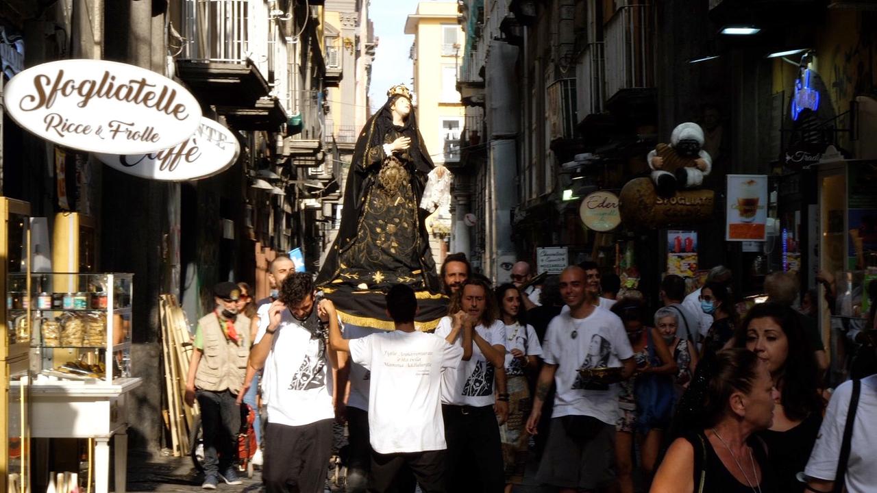 Prozessionen durch die Altstadt Neapels, organisiert von Ciro Granada
