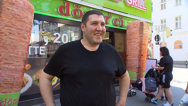 Herr Mustafa betreibt zwei Fast-Food-Läden und arbeitet jeden Tag 14 Stunden