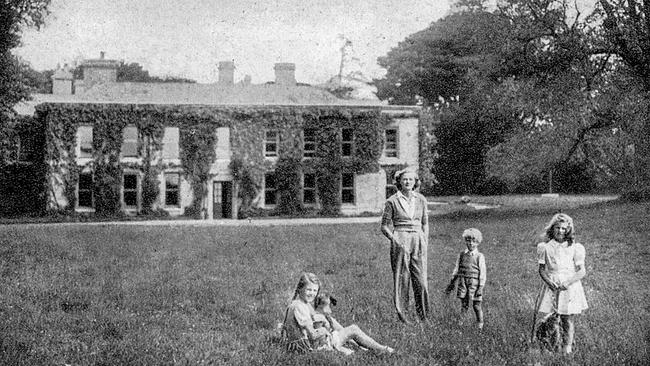 Daphne du Maurier und ihre Kinder vor Menabilly Manor