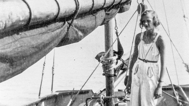 Daphne du Maurier, auf einem Segelboot in Cornwall