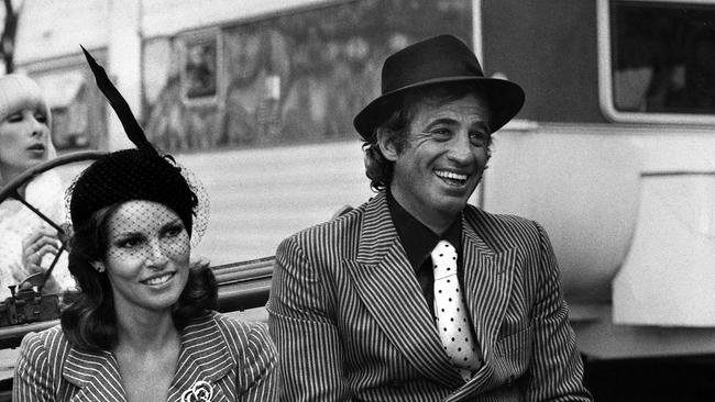 Jean-Paul Belmondo und Raquel Welch 1977