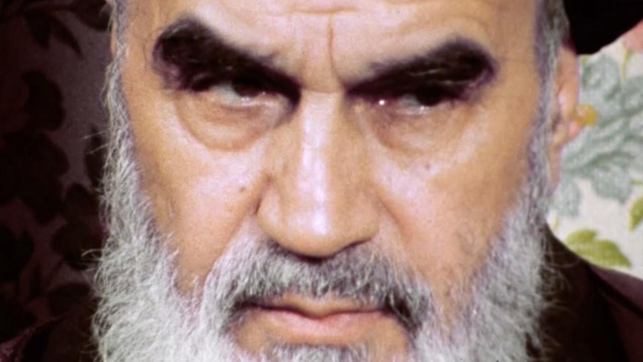 Ayatollah Khomeini kehrt in den Iran zurück und setzt sich an die Spitze einer islamischen Revolution gegen westliche Einflüsse und die Dominanz Saudi-Arabiens über den Islam. 