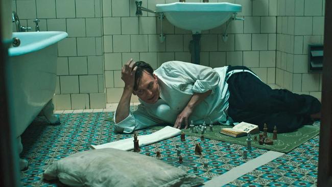 Hauptdarsteller benutzt Badezimmerboden als Schachbrett für seine Figuren aus Seife
