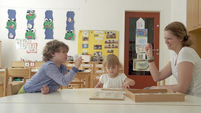 Kindergartenkinder lernen Gebärdensprache