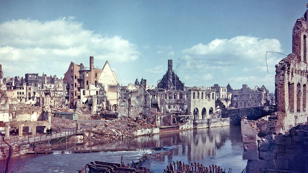 Fotografie der zerstörten Nürnberger Altstadt, Pegnitzpartie zwischen Karlsbrücke und Fleischbrücke