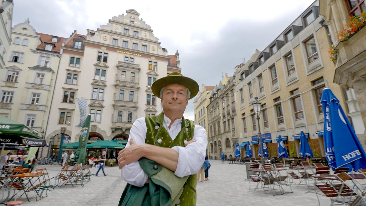 Am Münchner Platzl wirft sich Alfred Dorfer stilecht in Tracht