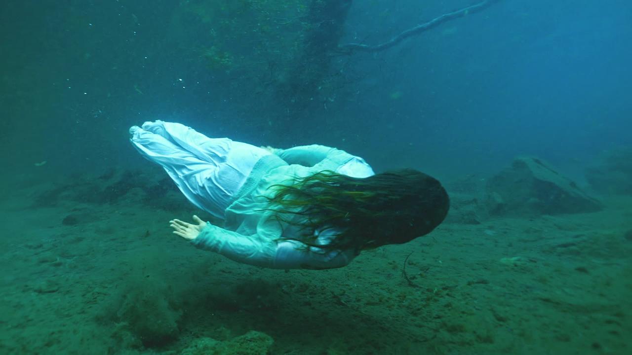 Sibylle Kefer unter Wasser
