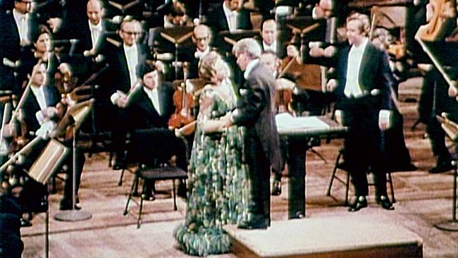 Leonard Bernstein mit dem Israel Philharmonic Orchestra und dem Solisten René Kollo und der Solistin Christa Ludwig