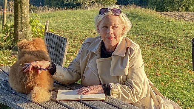 Brigitte Kren mit Hund in Gnas (Steiermark)