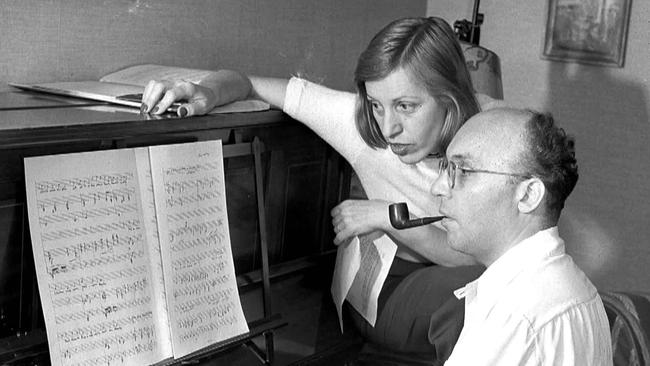 Lotte Lenya und Kurt Weill am Klavier bei der Arbeit in den USA
