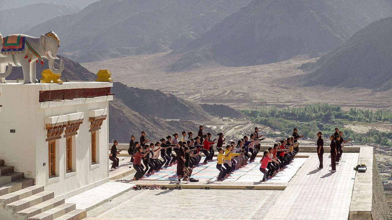 Drukpa Nonnen bei einer Kung-Fu-Stunde für Mädchen aus Leh, Ladakh und Dörfern in der Umgebung.