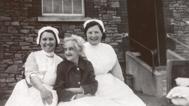 Cary Grants Mutter, umgeben von zwei Pflegerinnen aus der psychiatrischen Klinik, in der sie mehr als 20 Jahre eingesperrt war.