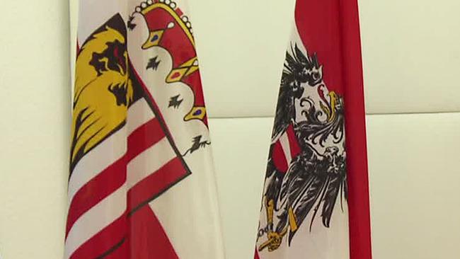 Fahne Oberösterreichs neben Fahne Österreichs