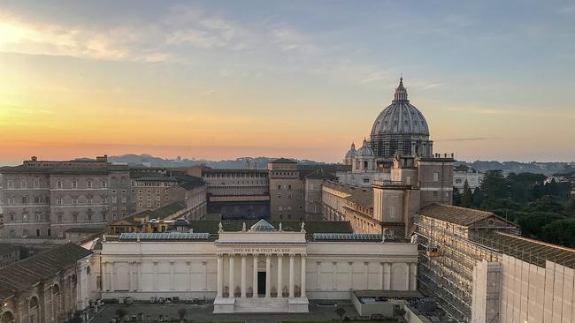 Petersdom von einer Terrasse der Vatikanischen Museen