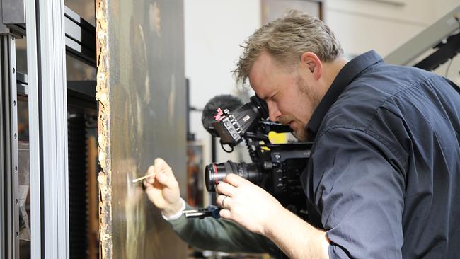 Kameramann Paul-Georg Busse bei Dreharbeiten mit Jan Schmidt, leitender Restaurator der Alten Pinakothek in München, untersucht die Van-Dyck-Gemälde