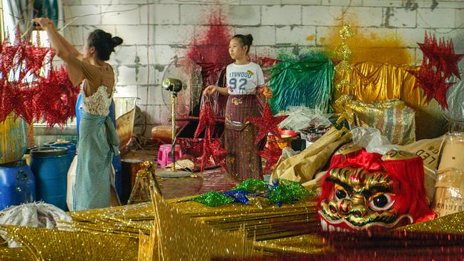 Mitarbeiter einer Weihnachtsartikelfabrik in Yiwu