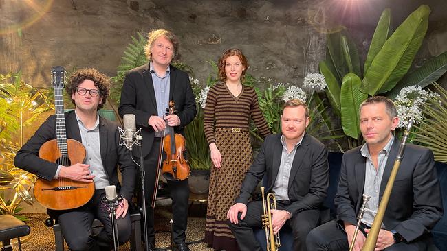 Teresa Vogl (Moderation), Klemens Lendl (Gesang/Geige), David Müller (Gesang/Gitarre), sowie Martin Eberle (Trompete/Flügelhorn) & Martin Ptak (Posaune)