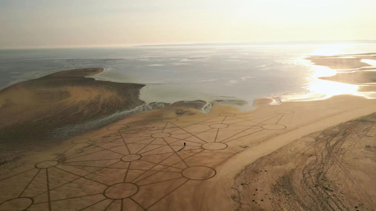 Strand mit Sandbild verbundener Kreise aus der Vogelperspektive