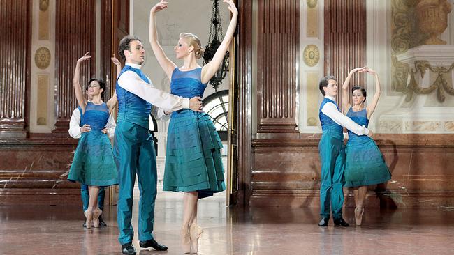 Roman Lazik, Olga Esina (M.) gemeinsam mit Tänzerinnen und Tänzern des Wiener Staatsopernballets.