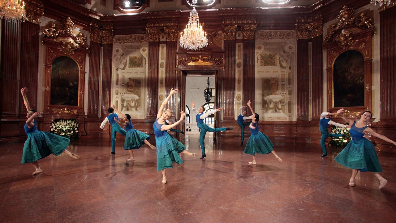 Roman Lazik, Olga Esina (M.) gemeinsam mit Tänzerinnen und Tänzern des Wiener Staatsopernballets