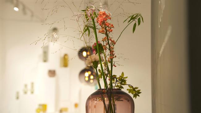 Vase aus Glas mit Blumen