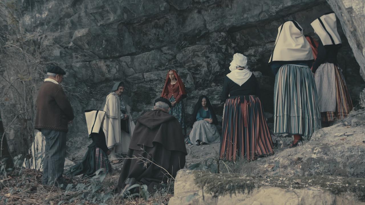 nachgestellte Szene: zahlreiche Bürgerinnen und Bürger begleiten Bernadette zu den Marienerscheinungen.