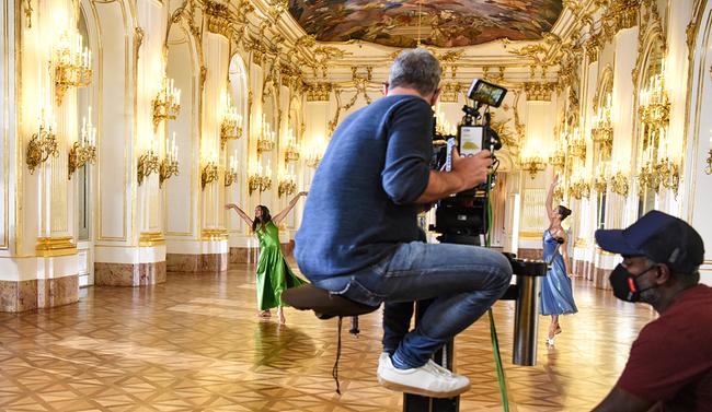 Dreharbeiten zum ORF-Neujahrskonzertballett 2022: Rebecca Horner, Max Meissl (Kamera), Ioanna Avraam