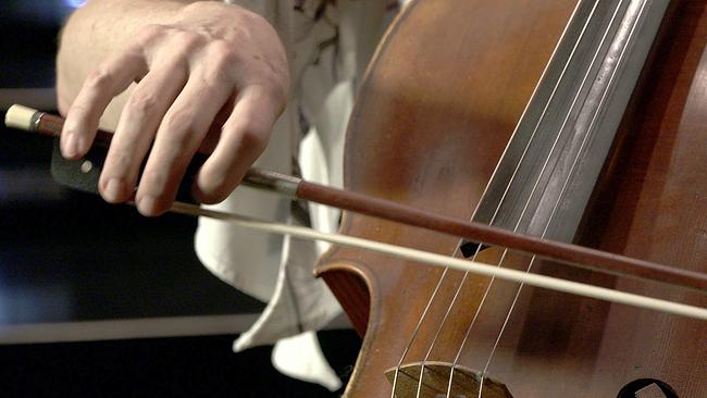 Cellistin mit Bogen aus Fernambuk-Holz