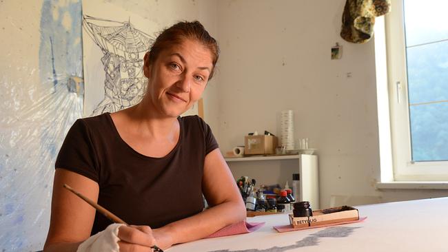 Die oberösterreichische Künstlerin Anna-Maria Brandstätter in ihrem Atelier in Sankt Nikola an der Donau
