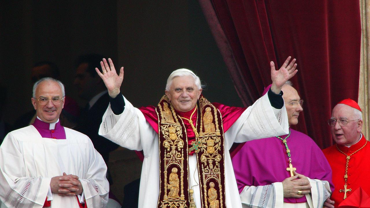 Papst Benedikt XVI nach der Papstwahl am 19. April 2005