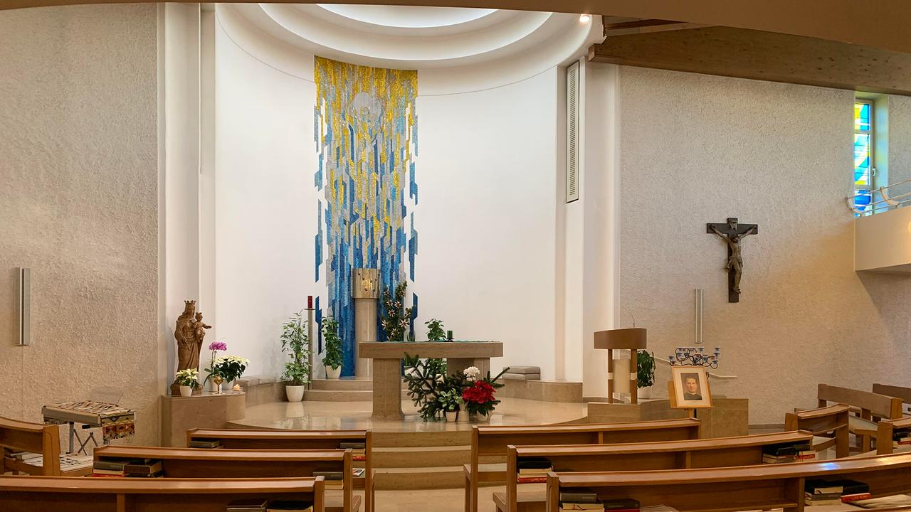 © ORF/Veronika Hofer-Stein Innenraum der Kirche in der Don Bosco Schule Vöcklabruck