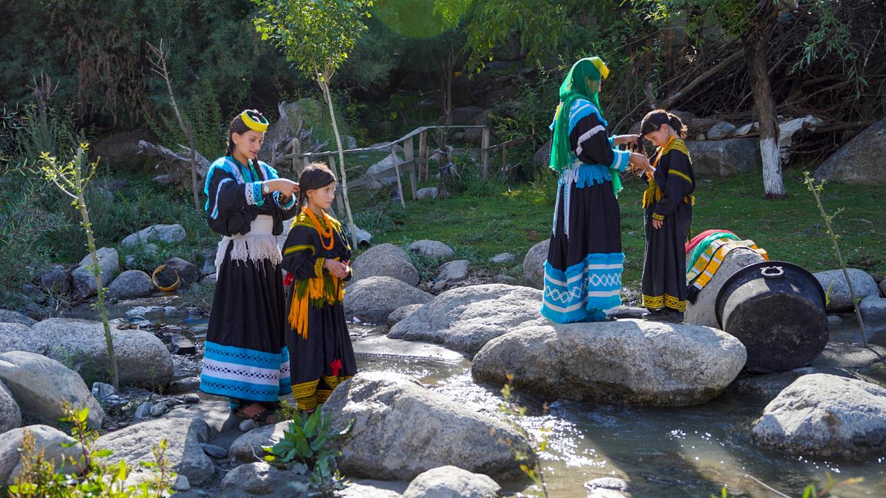 Die Kalasha leben eng verbunden mit der Natur. Im Fluss waschen sie ihre Kleidung und ihre Haare