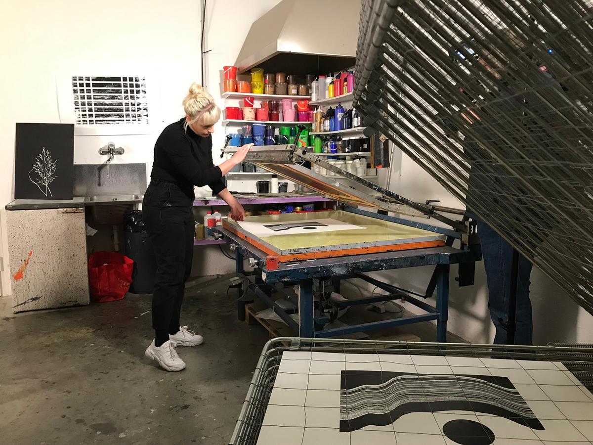 Pippa Parragh in ihrer Werkstatt beim Siebdrucken