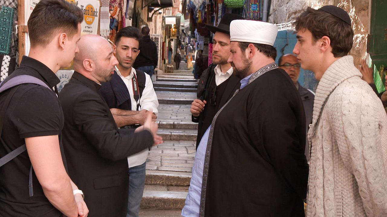 Dechant Ferenc Simon mit Imam Ramazan Demir, Rabbi Schlomo Hofmeister und Studenten auf der Via Dolorosa in Jerusalem.