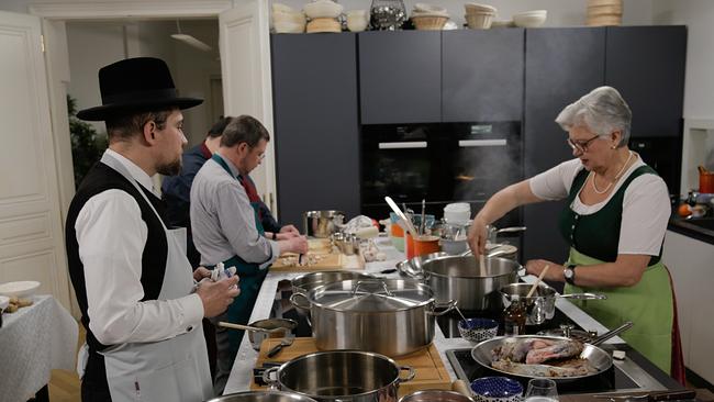 Im Bild: Schlomo Hofmeister, Ramazan Demir und Johannes Freitag kochen gegen Sissy Sonnleitner. 