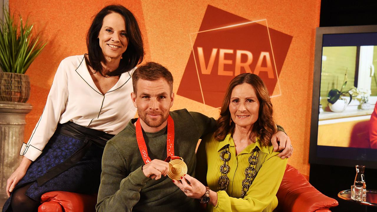 © ORF/Hubert Mican "Vera" am 25.2.2022: Benjamin Karl und seine Mutter Michaela mit Vera Russwurm