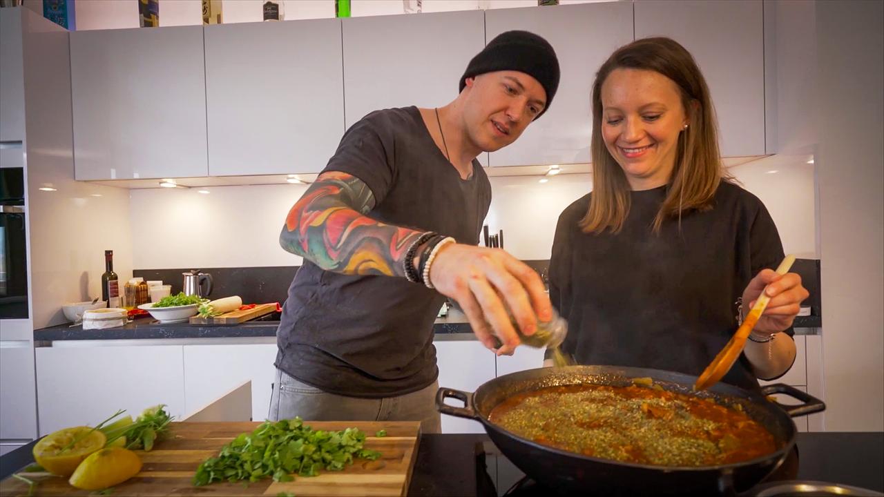 Stefan Haas und Kerstin Greimel bei der finalen Würzung des Chili con Carne