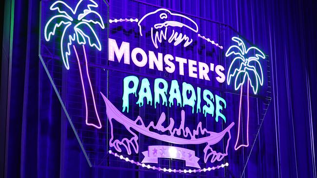 © ORF Probenbild "Monster's Paradise" als Leuchtschrift