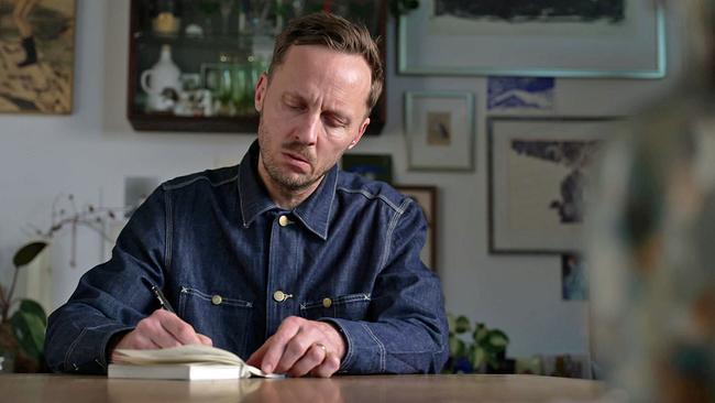 Michal Hvorecky schreibend